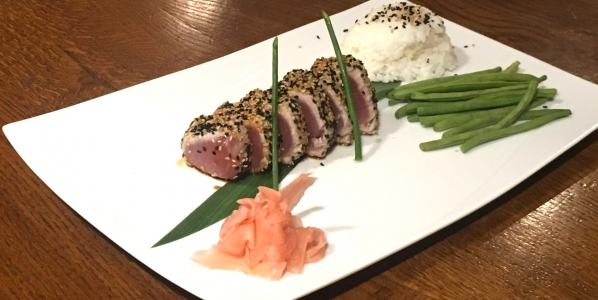 Tuna tataki with string beans and white rice